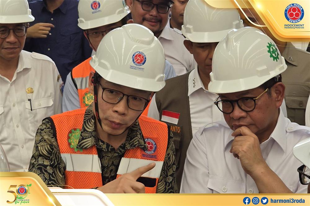 Direktur Indocement Dampingi Menteri dan Gubernur Kunjungi TPST Bantargebang